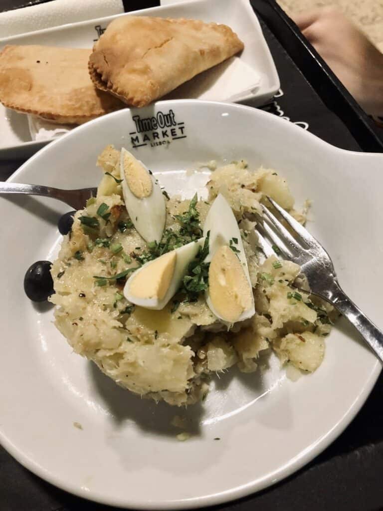 Bacalhau à Brás served on a Time Out Market Lisbon plate