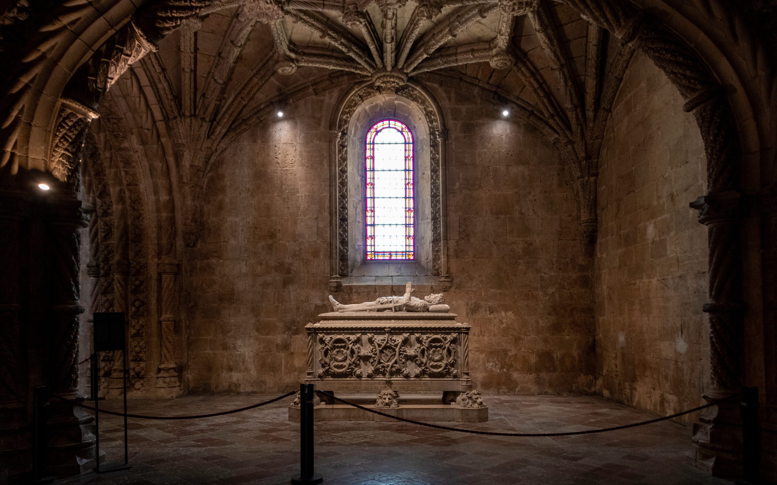 crypt inside to jeronimos monastery