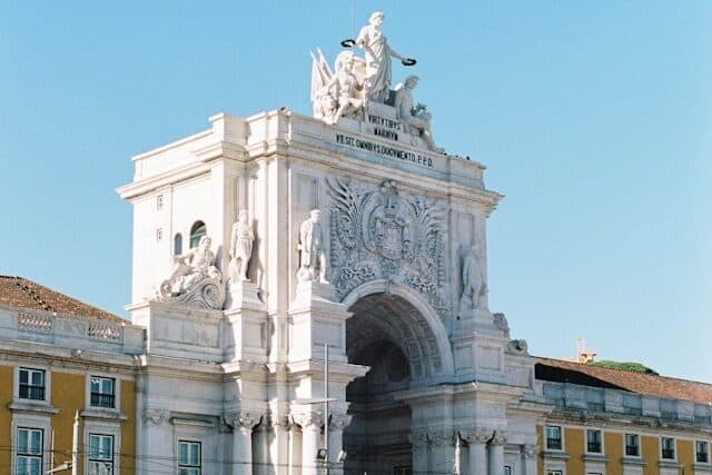 Sculptures and rooftop viewpoint of Arco da Rua Augusta Lisbon